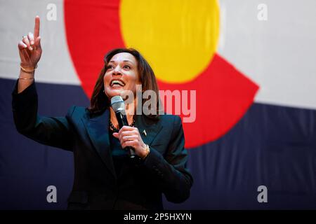 Arvada, États-Unis. 06th mars 2023. LE vice-président AMÉRICAIN Kamala Harris s'exprime lundi au Arvada Center for Performing Arts de Denver, Colorado, États-Unis, 6 mars, 2023. Harris a discuté des investissements de l'administration Biden pour lutter contre le changement climatique et des efforts pour construire une nouvelle économie d'énergie propre. Photo de Michael Ciaglo/Pool/ABACAPRESS.COM crédit: Abaca Press/Alay Live News Banque D'Images