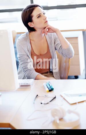 Elle pourrait être sur la prochaine grande chose. une jeune femme attirante qui pense à son bureau. Banque D'Images