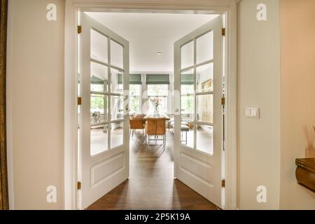 Amsterdam, pays-Bas - 10 avril 2021 : entrée menant au salon et à la salle à manger dans une maison avec murs blancs, parquet et parquet Banque D'Images