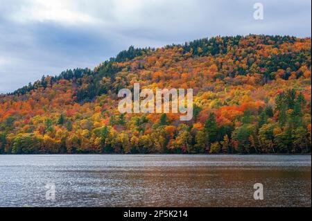 Pic de feuillage d'automne en Nouvelle-Angleterre. Scène de lac d'automne avec feuillage vibrant reflété sur les eaux scintillantes du lac Wyman, sur la rivière Kennebec, Maine. Banque D'Images