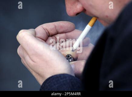 PHOTO POSÉE PAR UN MODÈLE photo du dossier datée du 12/03/13 d'un homme qui fume une cigarette. La fin du tabagisme en Angleterre permettrait de libérer quelque 75 000 rendez-vous de GP chaque mois, selon les estimations d'une association caritative. Cancer Research UK a déclaré que le gouvernement doit faire plus pour empêcher les jeunes de commencer à fumer et aider les fumeurs actuels à réduire leur habitude. Date de publication : mardi 7 mars 2023. Banque D'Images