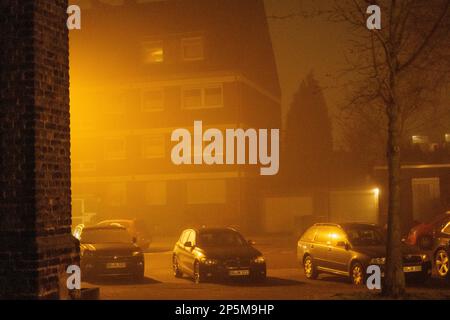 2021 04 03, Duisburg, Allemagne: Trois voitures debout dans un brouillard épais, illuminées du côté Banque D'Images