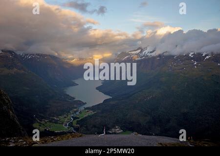 Mont Hoven, vue splendide sur Nordfjord depuis le pont de Loen Banque D'Images