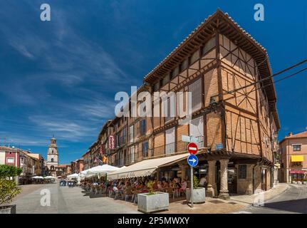 Des terrasses de cafés, bâtiments à colombages à Plaza Major, Torre del Reloj en distance, à Toro, Province de Zamora, Castille et Leon, Espagne Banque D'Images