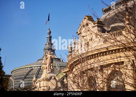 Détail du toit du petit Palais et dôme du Grand Palais Banque D'Images