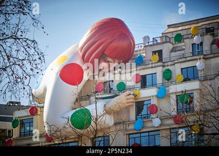 Paris Louis Vuitton sur les champs-Élysées Yayoi Kusama Sculpture pairs plus Banque D'Images