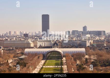 Le Grand Palais Éphémère de Paris accueille des expositions temporaires tandis que le Grand Palais est rénové pour les Jeux Olympiques d'été 2024. Banque D'Images