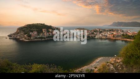 Amasra, Barin, Turquie. 18 juillet 2021. L'été sur la côte d'Amasra. Heure du coucher du soleil. Panorama de la ville et de la plage depuis la colline. Banque D'Images