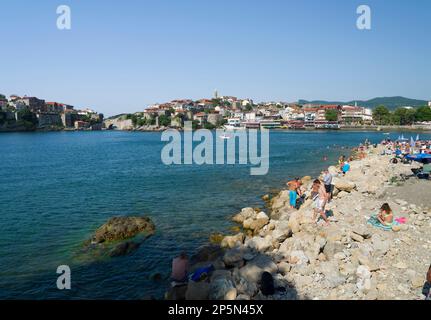 Amasra, Barin, Turquie. 18 juillet 2021. L'été sur la côte d'Amasra. Personnes entrant dans la mer et vue sur la ville Banque D'Images