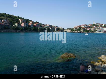 Amasra, Barin, Turquie. 18 juillet 2021. L'été sur la côte d'Amasra. Personnes entrant dans la mer et vue sur la ville Banque D'Images