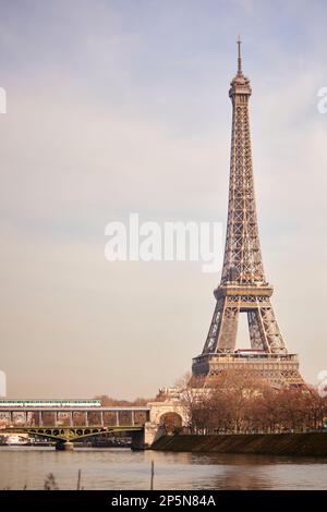 Monument parisien, Pont de Bir-Hakeim (en anglais : pont de Bir-Hakeim), anciennement le Pont de Passy (pont de Passy), est un pont qui traverse la Seine Banque D'Images