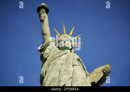 Monument de Paris, Statue de la liberté sur l'Île aux Cygnes, Seine à Paris. Donné à la ville en 1889 Banque D'Images