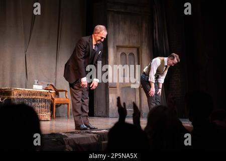 Matthew Spencer comme « l'acteur » et Julian Forsyth comme « Arthur Kipps » lors de la dernière scène et de l'appel de rideau pour « la femme en noir », la dernière nuit alors qu'il se termine dans le West End, mettant fin aux productions 33 ans de course. Samedi 5th mars 2023, Fortune Theatre, Londres, Royaume-Uni crédit : Jeff Gilbert/Alay Live News Banque D'Images