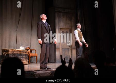 Matthew Spencer comme « l'acteur » et Julian Forsyth comme « Arthur Kipps » lors de la dernière scène et de l'appel de rideau pour « la femme en noir », la dernière nuit alors qu'il se termine dans le West End, mettant fin aux productions 33 ans de course. Samedi 5th mars 2023, Fortune Theatre, Londres, Royaume-Uni crédit : Jeff Gilbert/Alay Live News Banque D'Images