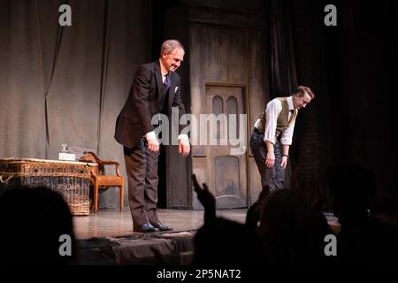 Matthew Spencer comme « l'acteur » et Julian Forsyth comme « Arthur Kipps » lors de la dernière scène et de l'appel de rideau pour « la femme en noir », la dernière nuit alors qu'il se termine dans le West End, mettant fin aux productions 33 ans de course. Samedi 5th mars 2023, Fortune Theatre, Londres, Royaume-Uni crédit : Jeff Gilbert/Alay Live News Banque D'Images