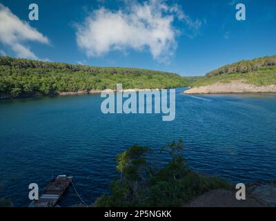 Vue sur la baie de Hamsilos le matin. La plage touristique la plus populaire de la ville de Sinop. Destinations de voyage en Turquie du Nord. Banque D'Images