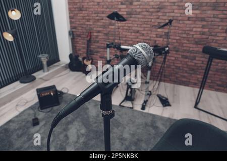 Instruments de musique en studio, concentration sur le microphone Banque D'Images