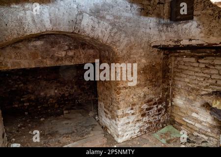 Couloir étroit dans le donjon de Lutsk en Ukraine Banque D'Images