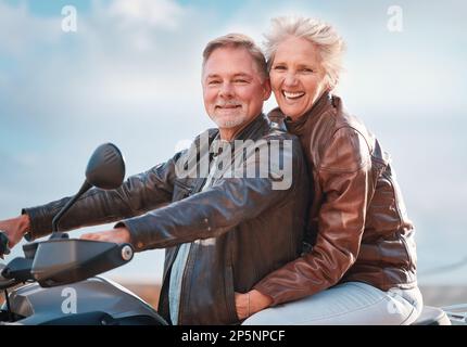 Voyage, moto et portrait de couple senior en voyage, aventure et profiter de la liberté en retraite. Sourire, voyager et homme et femme heureux Banque D'Images