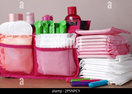 Différents tampons menstruels, tampons et produits de soins de la peau sur table en bois, gros plan Banque D'Images