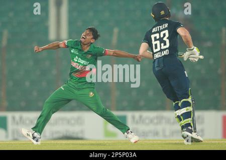 Taijul Islam célèbre après le dismisal du capitaine Jos Buttler lors du match international d'une journée Bangladesh-Angleterre 3rd à Zahur Ahmed Chowdhury S. Banque D'Images