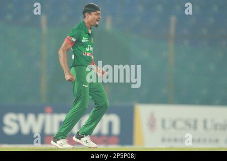 Taijul Islam célèbre après le dismisal du capitaine Jos Buttler lors du match international d'une journée Bangladesh-Angleterre 3rd à Zahur Ahmed Chowdhury S. Banque D'Images