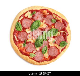 Pizza pita avec pepperoni, fromage et basilic isolés sur blanc, vue de dessus Banque D'Images