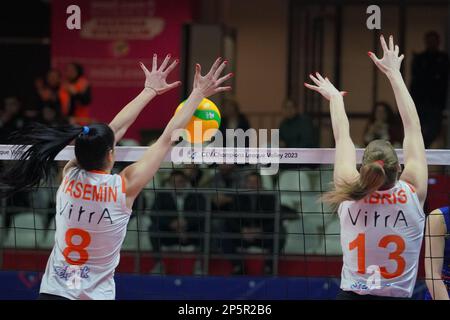 ISTANBUL, TURKIYE - 18 JANVIER 2023: Yasemin Guveli et Samanta Fabris en action pendant Eczacibasi Dynavit vs VC Maritza CEV Champions League Volley Banque D'Images