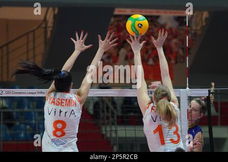 ISTANBUL, TURKIYE - 18 JANVIER 2023: Yasemin Guveli et Samanta Fabris en action pendant Eczacibasi Dynavit vs VC Maritza CEV Champions League Volley Banque D'Images