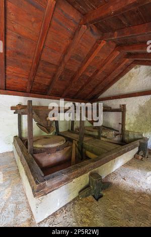 A l'intérieur du moulin à eau Paklenica qui servait les foyers de Podgorje, et souvent de Ravni Kotari et des archipels de l'île Banque D'Images