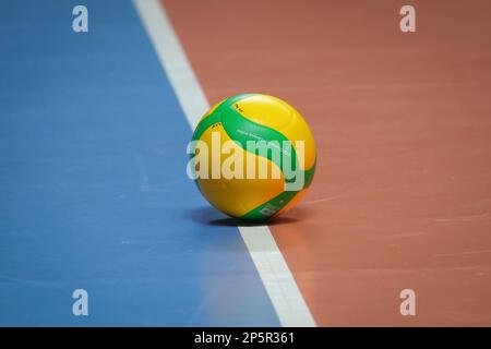 ISTANBUL, TURKIYE - 18 JANVIER 2023: Mikasa V200W ball dans le match de Volley de la Ligue des Champions du CEV Banque D'Images