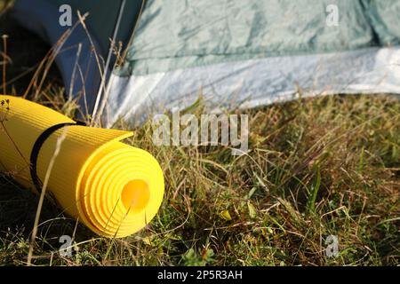 Tapis de couchage près d'une tente de camping à l'extérieur. Équipement de tourisme Banque D'Images