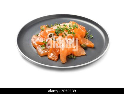 Carpaccio de saumon avec câpres, oignons et microverts isolés sur blanc Banque D'Images