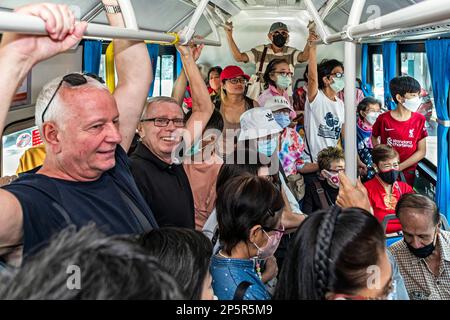 Passagers étrangers et thaïlandais en bus électrique, Bangkok, Thaïlande Banque D'Images