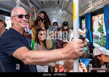 Passagers étrangers et thaïlandais en bus électrique, Bangkok, Thaïlande Banque D'Images