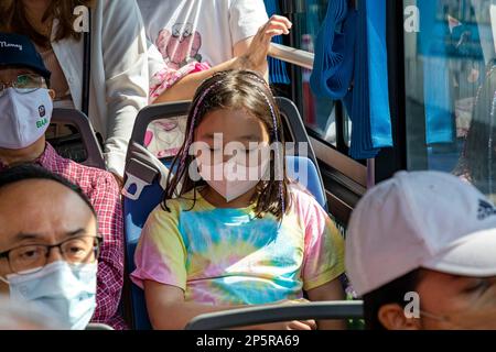 Passagers étrangers et thaïlandais en bus électrique, Bangkok, Thaïlande Banque D'Images