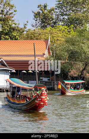 Bateaux à longue queue avec touristes sur le canal au marché flottant de Taling Chan, Bangkok, Thaïlande Banque D'Images