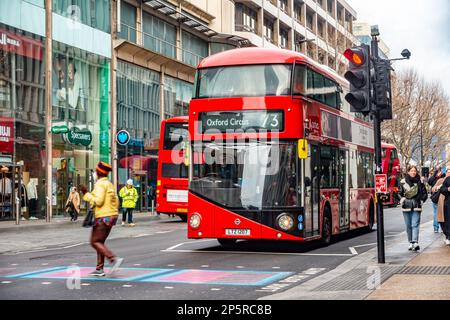 Le non Bus 73, un bus rouge à impériale s'arrête et attend à un passage piéton sur Tottenham court Road à Londres, Royaume-Uni Banque D'Images