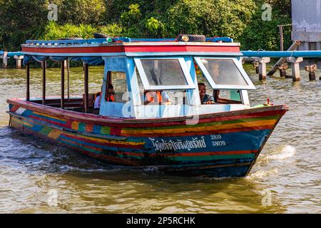 La barge de riz modifiée prend des touristes autour du marché flottant de Taling Chan, Bangkok, Thaïlande Banque D'Images