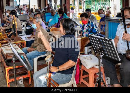 Musiciens thaïlandais traditionnels jouant au marché flottant de Taling Chan, Bangkok, Thaïlande Banque D'Images