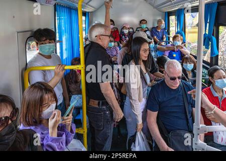 Passagers étrangers et thaïlandais en bus électrique, Bangkok, Thaïlande Banque D'Images