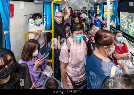 Passagers étrangers et thaïlandais en bus électrique, Bangkok, Thaïlande Banque D'Images