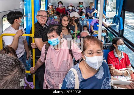 Passagers étrangers et thaïlandais en bus électrique, Bangkok, Thaïlande Banque D'Images