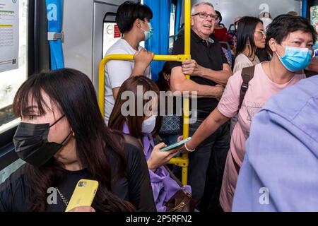 Passagers étrangers et thaïlandais en bus électrique, Bangkok, Thaïlande Banque D'Images