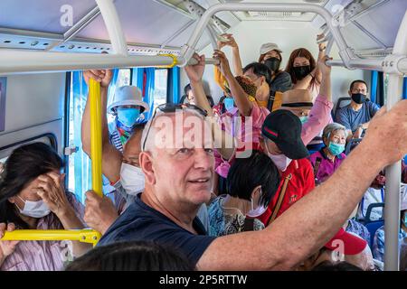 Passagers étrangers et thaïlandais en bus électrique, Bangkok, Thaïlande Banque D'Images