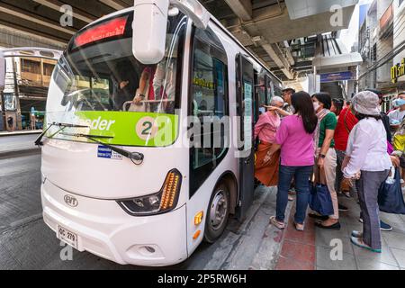 Passagers à bord d'une navette électrique au terminus, Bangkok, Thaïlande Banque D'Images