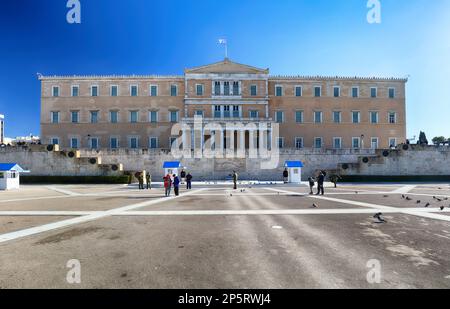ATHÈNES, GRÈCE - 15 JANVIER 2019: Les gens devant la tombe du soldat inconnu qui observe le changement de garde à Athènes le 15 janvier 2019 dans Un Banque D'Images