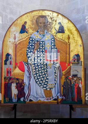 Grande icône avec St. Nicholas Enthroned, école crétoise-albanaise du 15th siècle, situé dans l'abside droite (Diaconicon) - Eglise de Santa Maria dell'Ammiraglio - Palerme, Sicile, Italie Banque D'Images