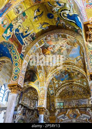 Fresques décoratives et mosaïques byzantines du 12th siècle dans l'église de Santa Maria dell'Ammiraglio - Palerme, Sicile, Italie Banque D'Images