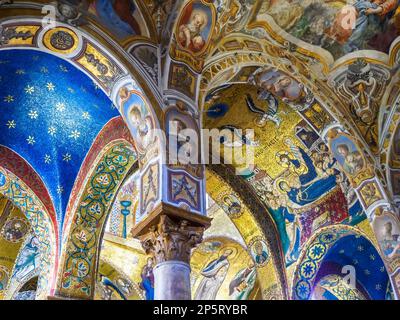 Fresques décoratives et mosaïques byzantines du 12th siècle dans l'église de Santa Maria dell'Ammiraglio - Palerme, Sicile, Italie Banque D'Images